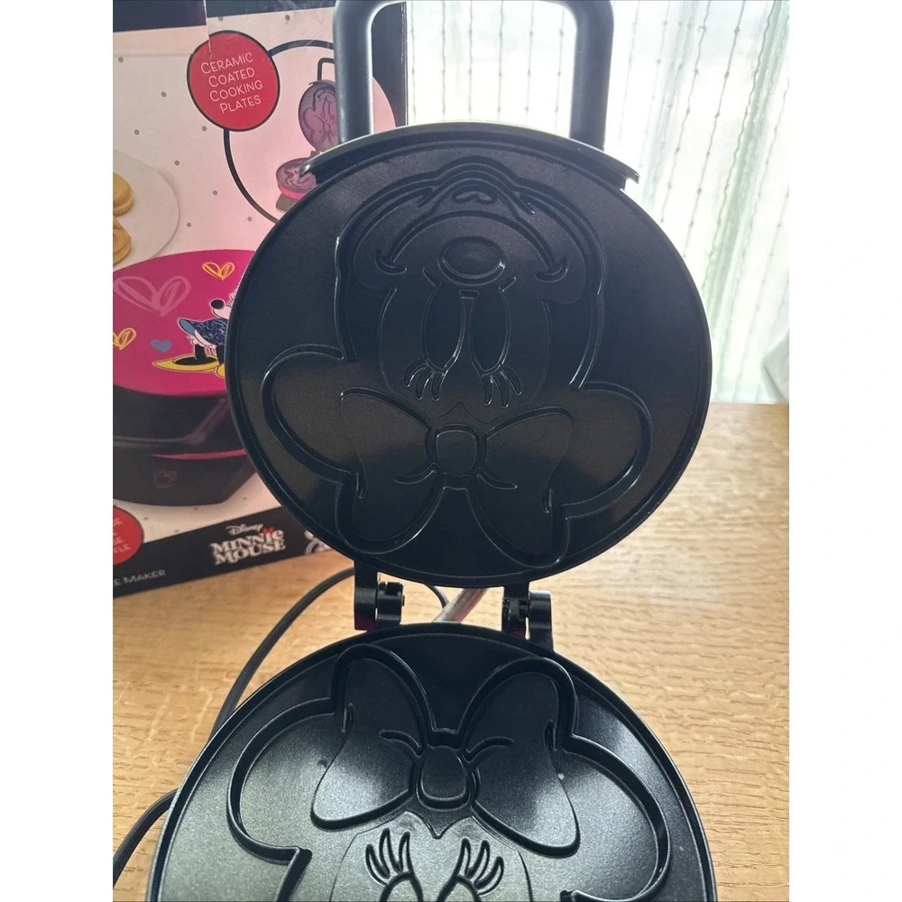 Disney Model DMG-31 Minnie Mouse Waffle Maker Pink NIB New In Box